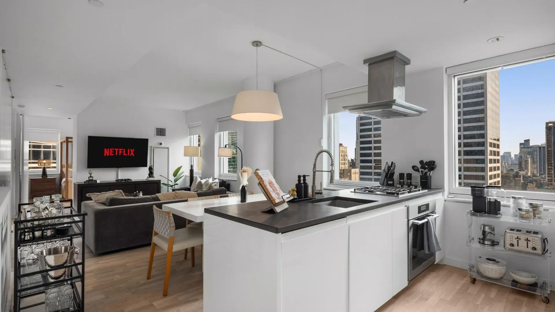 Lavish Two-Story Retreat In The Heart Of Manhattan 뉴욕 아파트