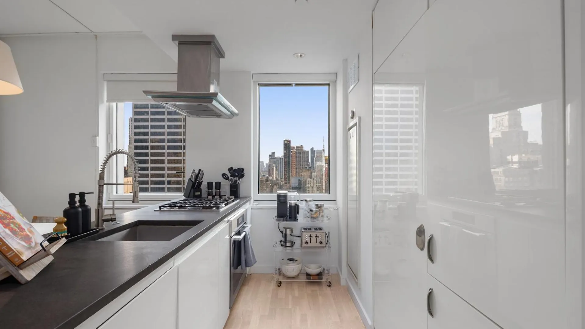 Lavish Two-Story Retreat In The Heart Of Manhattan 뉴욕